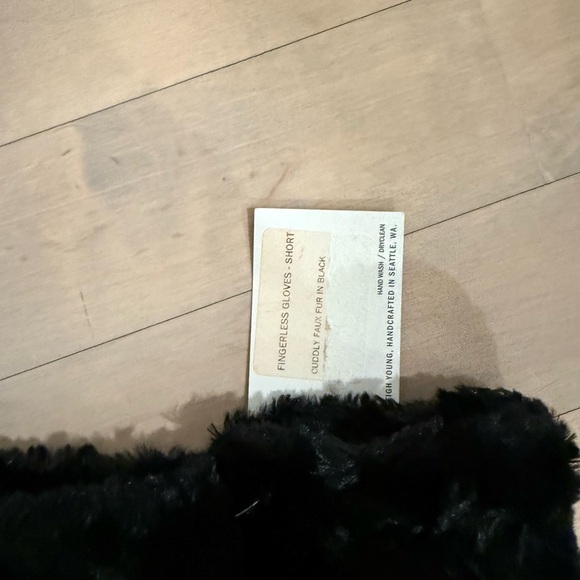 NWT Pandemonium faux fur fingerless gloves - Picture 3 of 3